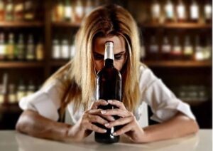 “O alcoolismo muitas vezes não é apenas uma busca pelo álcool, mas uma tentativa de fugir de uma dor que ainda não encontrou palavras.”
